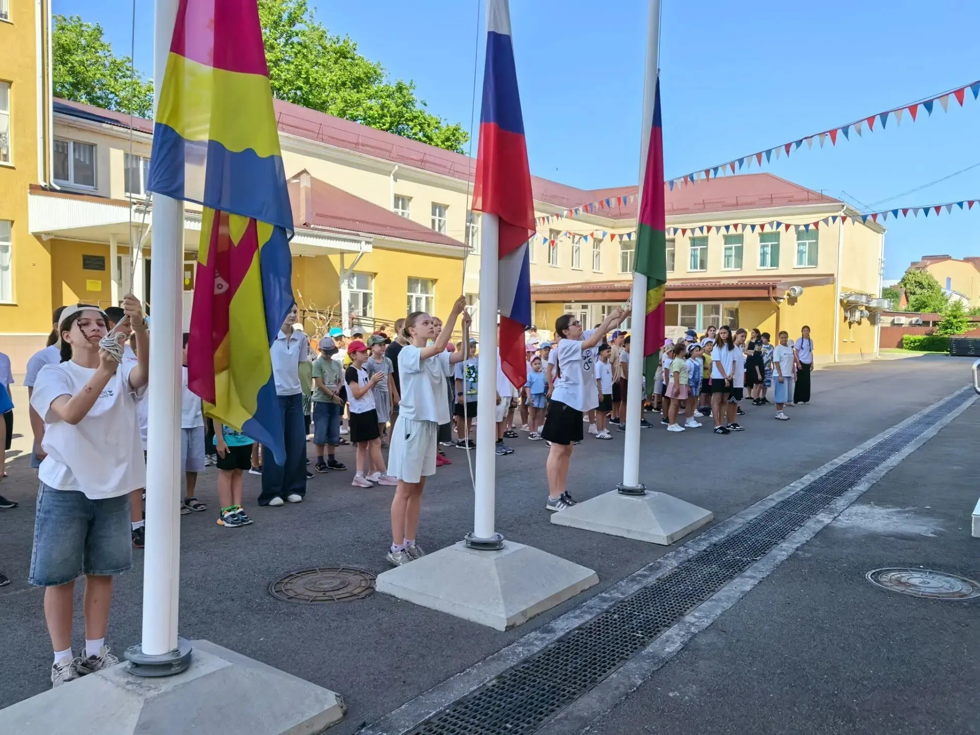 Первый день в летнем пришкольном лагере "Алые паруса" и "Новые тимуровцы"..