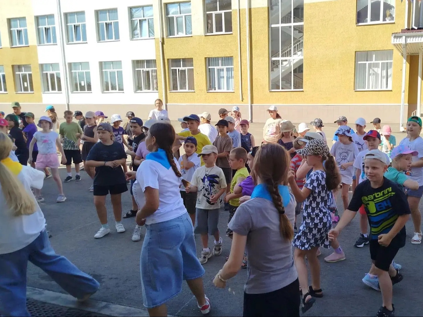 Движение первых.